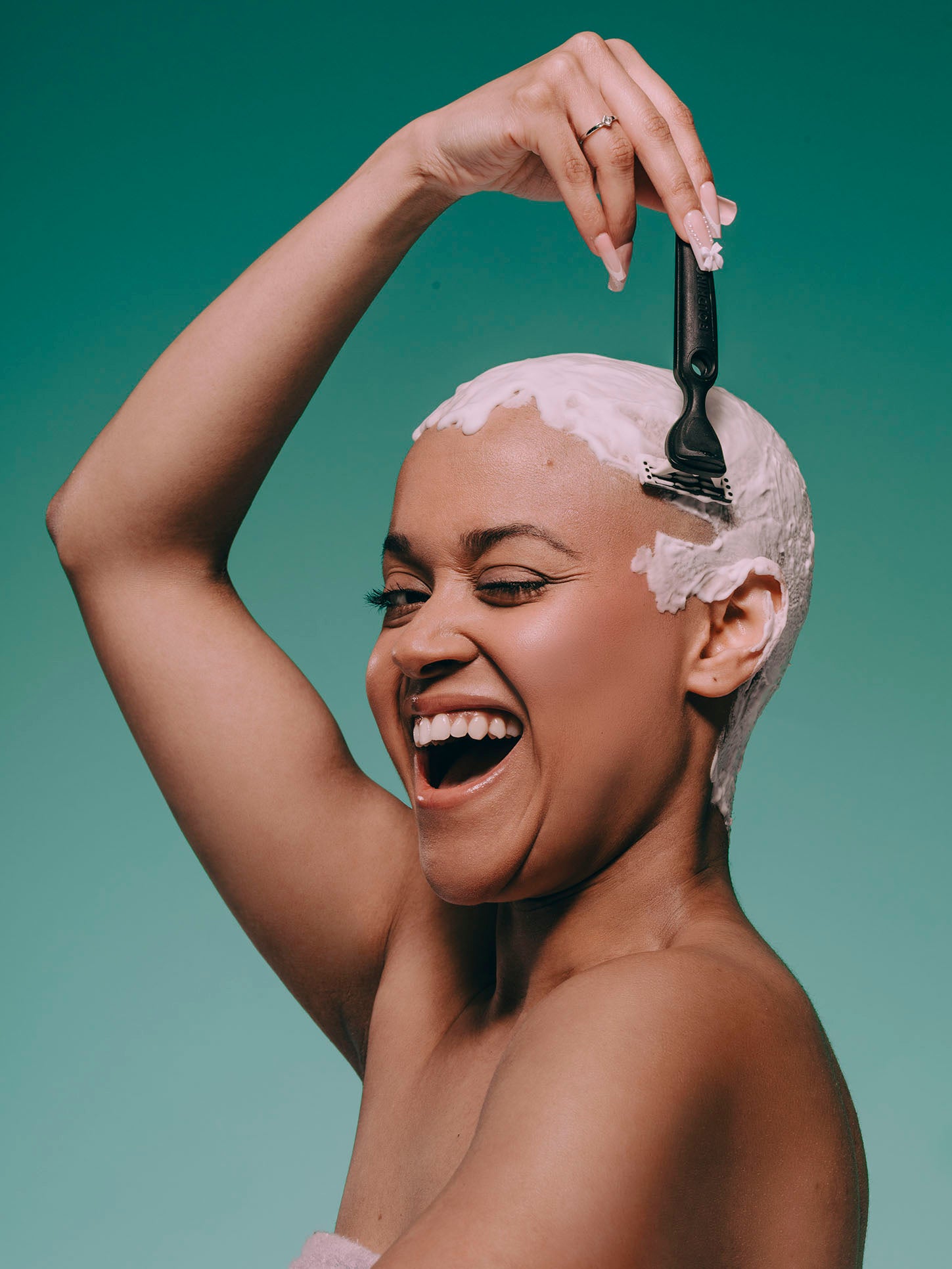 Vrouw die haar hoofd kaal scheert met Boldking Really Sensitive scheermes + scheerschuim 